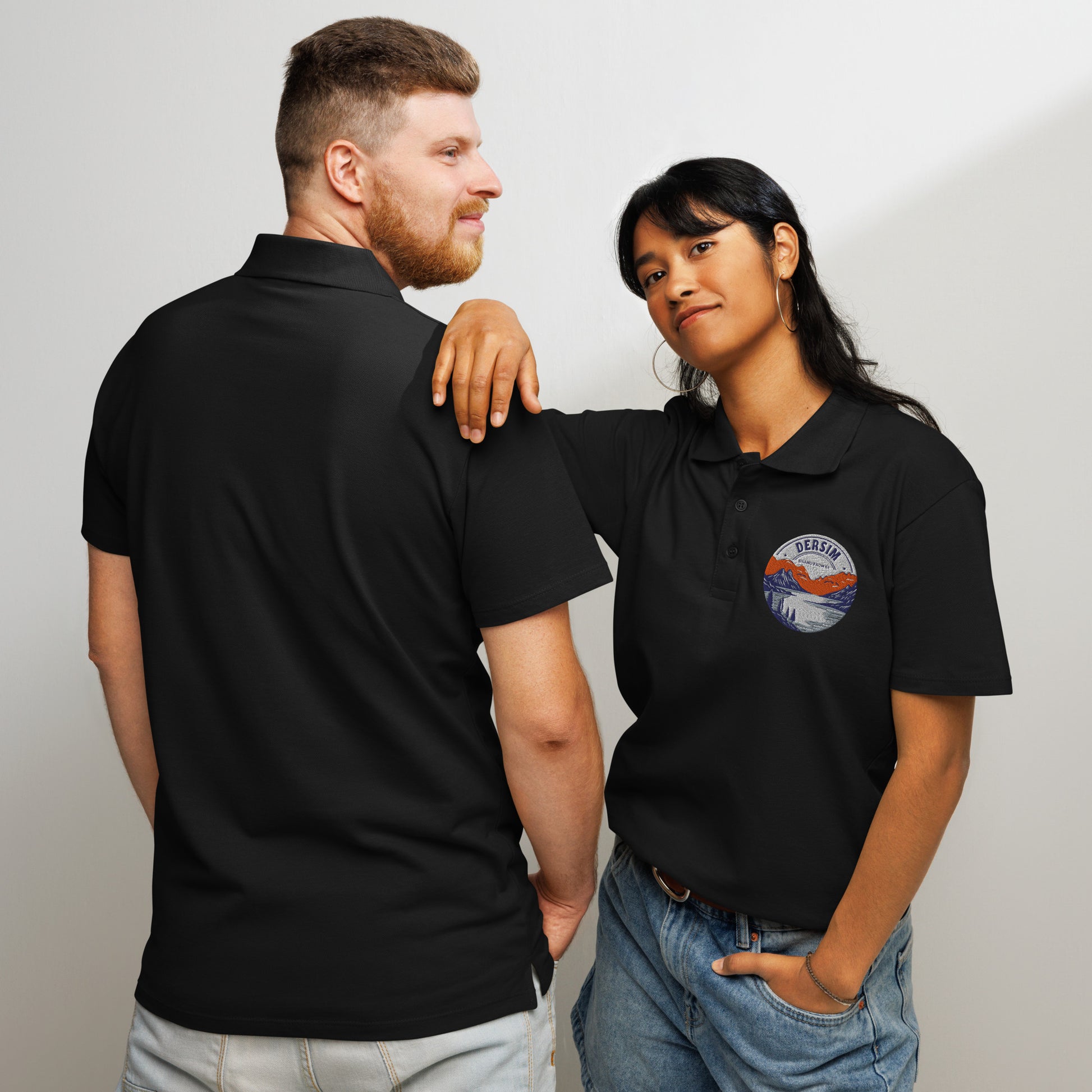 Unisex premium Polo Shirt schwarz mit rundem Brustemblem