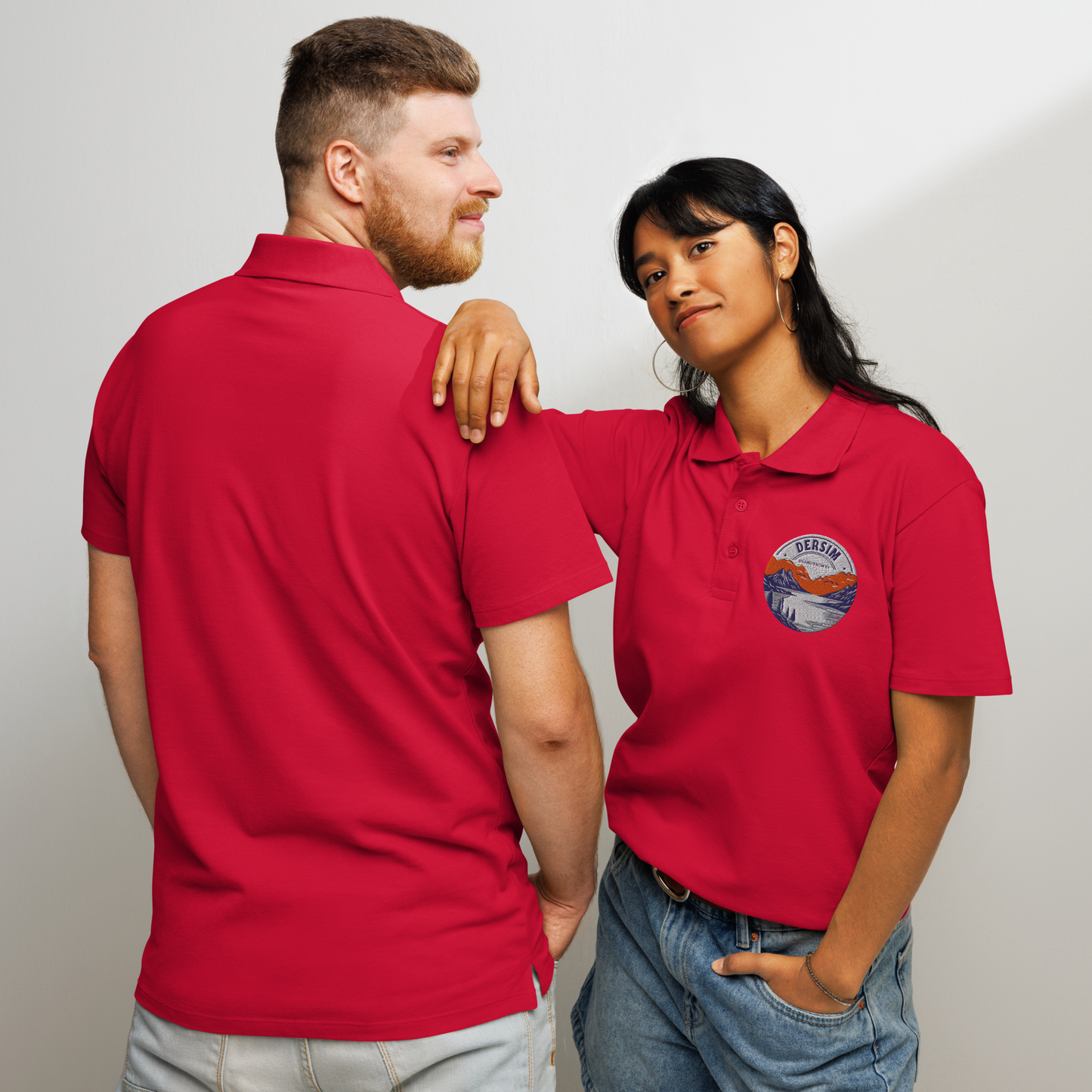 Unisex premium Polo Shirt rot mit rundem Brustemblem